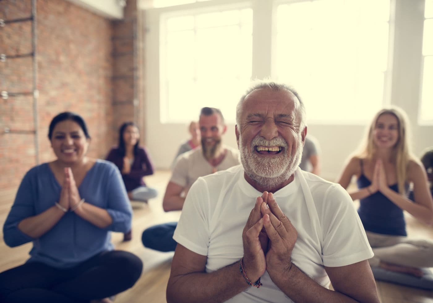 Groepsyoga bij zonsondergang